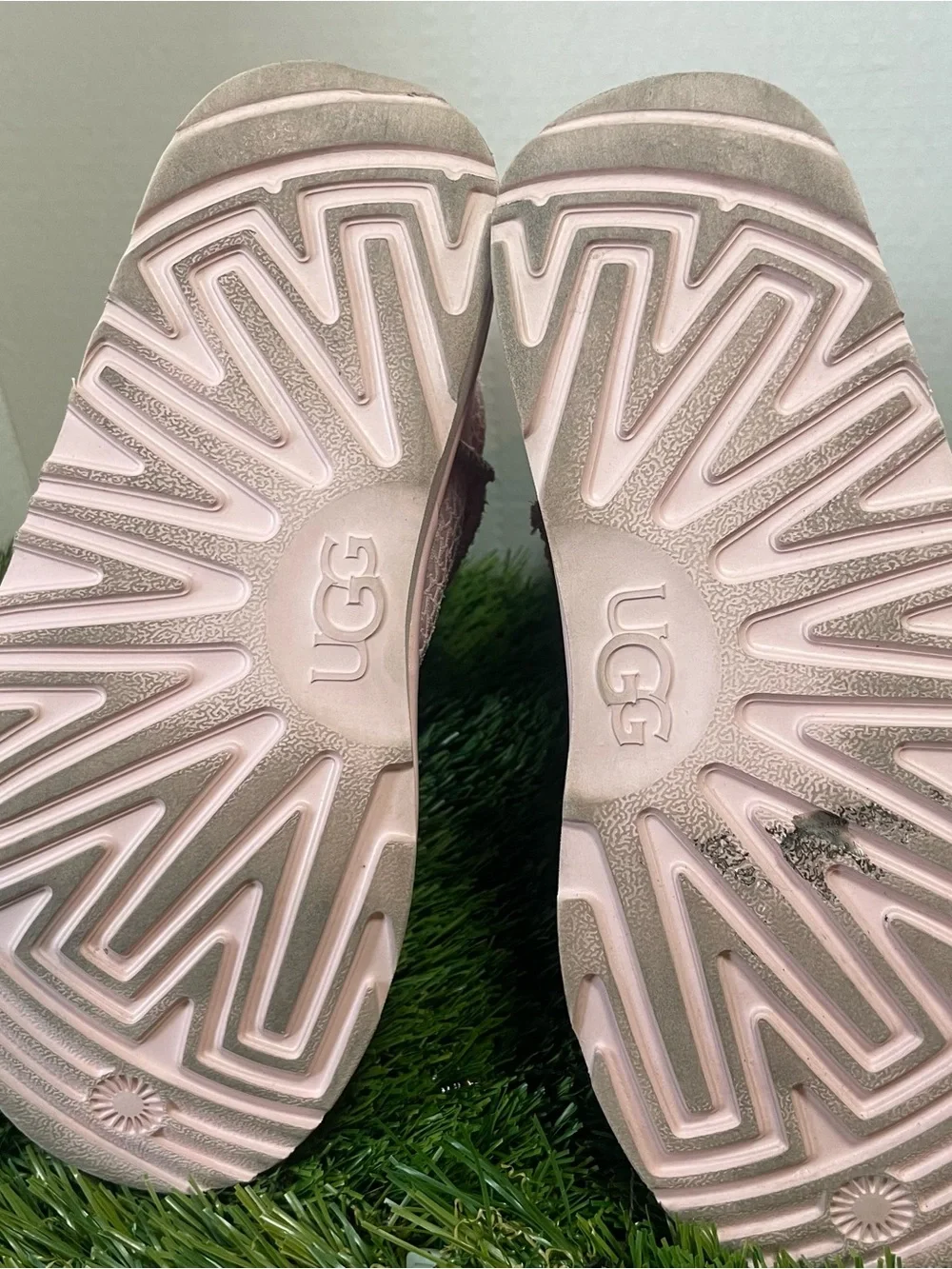 UGG Kids Classic II Gel Hearts Pink Boots Size 5 Girls 1143730K